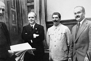 Pakt Ribbentrop–Molotov: Dohoda, která šokovala svět, rozděluje dodnes - rozpoutal válku i SSSR? - Médium.cz